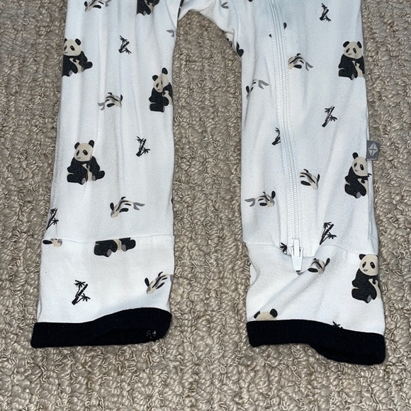 Kyte Baby Zippered Bamboo Romper in Panda- 18-24 months - Picture 4 of 6